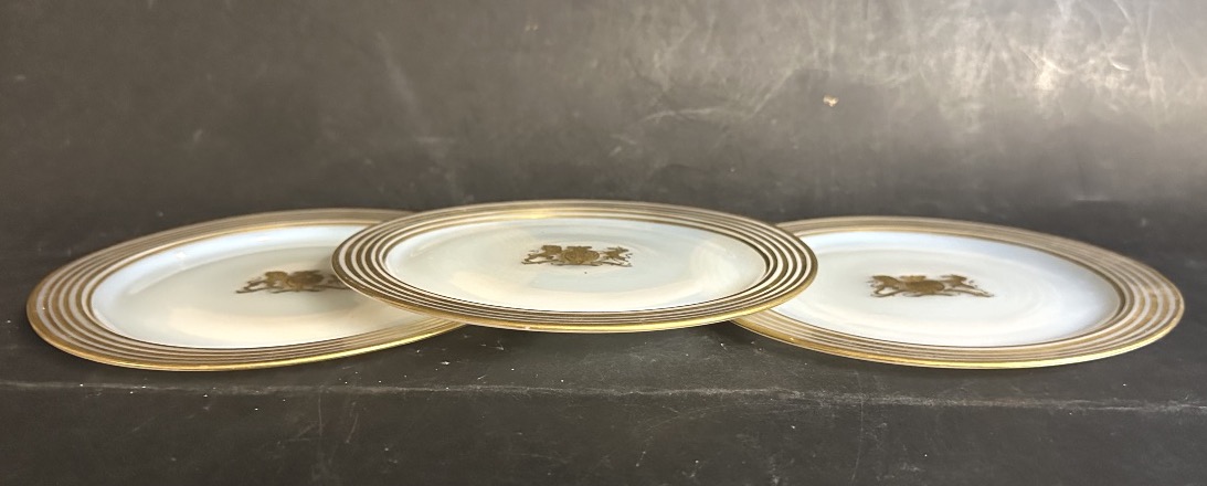 Suite de 3 assiettes 19e Armes Royales d’ Angleterre en opaline mousseuse et or -photo-2