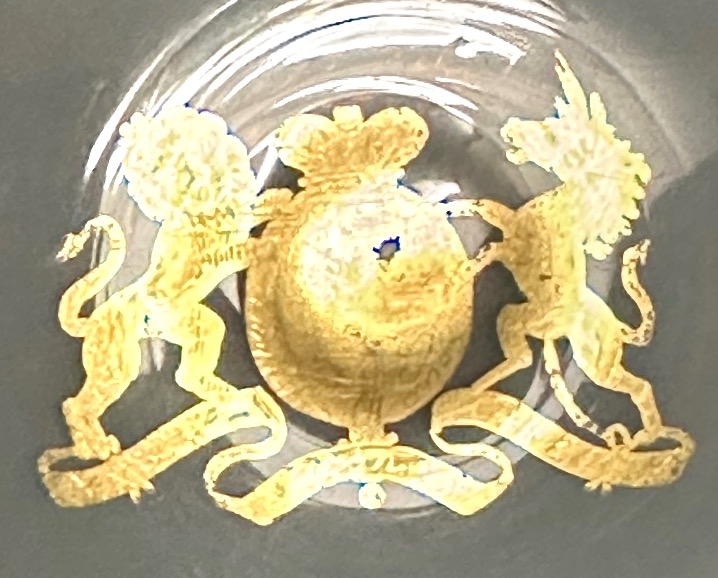 Suite de 3 assiettes 19e Armes Royales d’ Angleterre en opaline mousseuse et or -photo-4