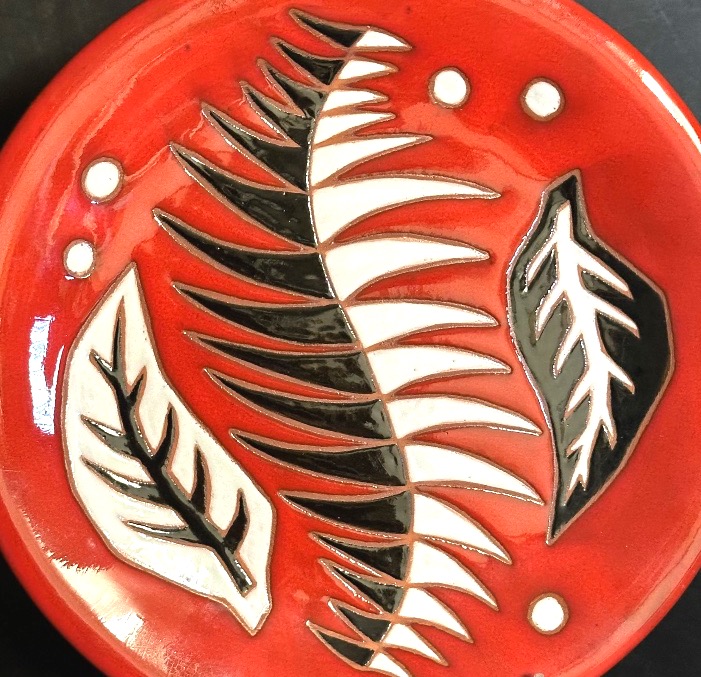 Jean PICART le DOUX Sant Vicens Assiette rouge 25,3cm en très bon état-photo-1