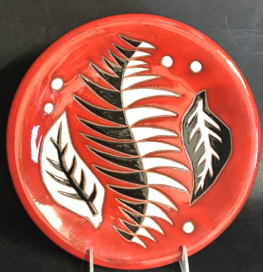 Jean PICART le DOUX Sant Vicens Assiette rouge 25,3cm en très bon état