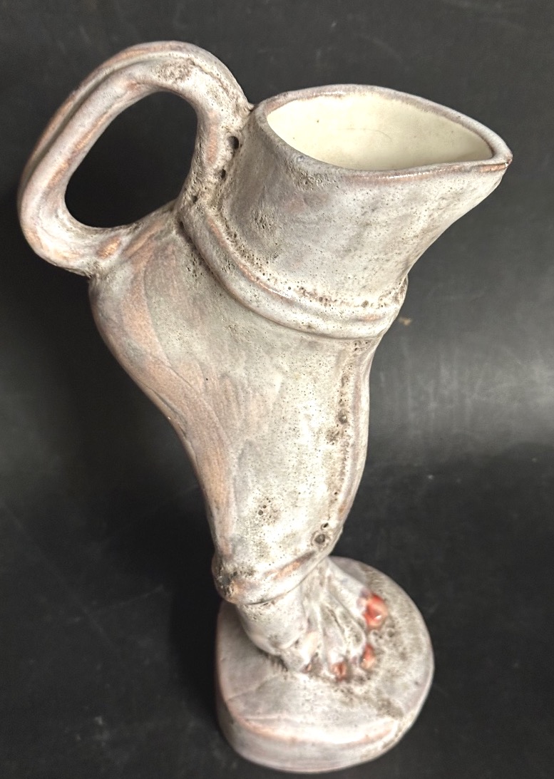Francis BONAUDI Vallauris Rare pichet PIED en faïence verseuse cruche