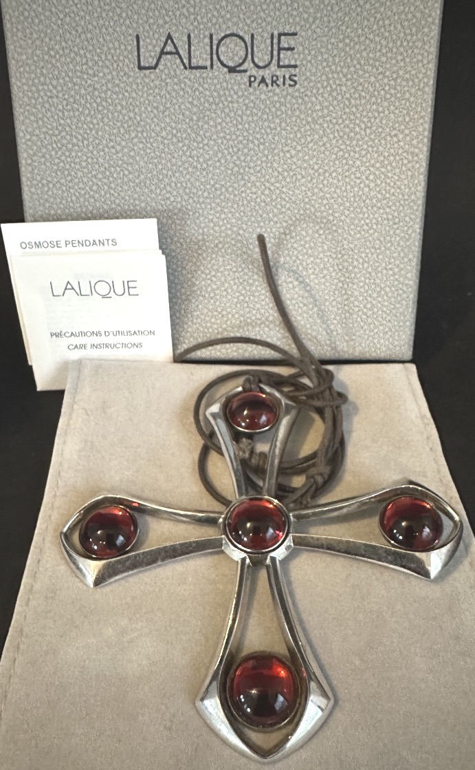 LALIQUE grand pendentif croix OSMOSE en argent massif Écrin d’origine Cristal rouge