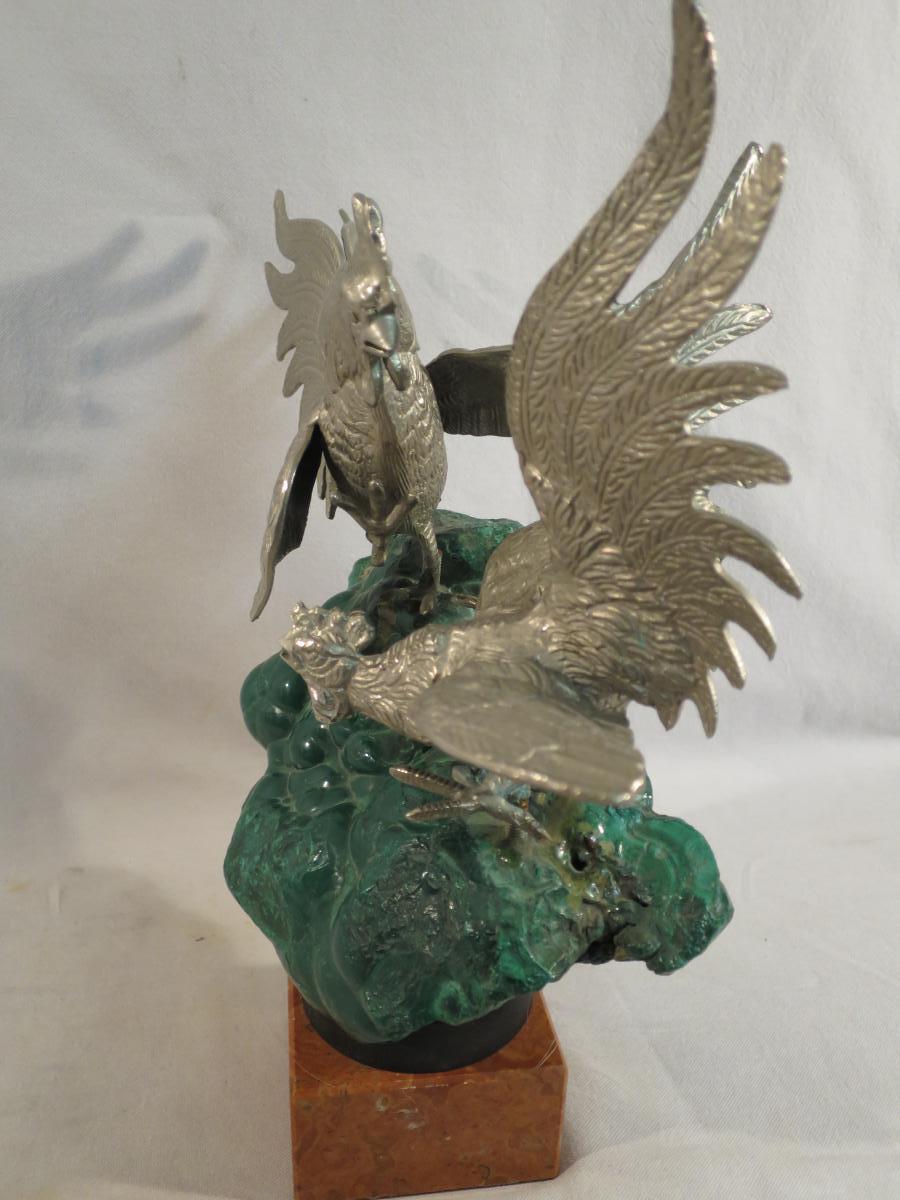 SCULPTURE COMBAT DE COQS sur un bloc de MALACHITE brut-photo-1