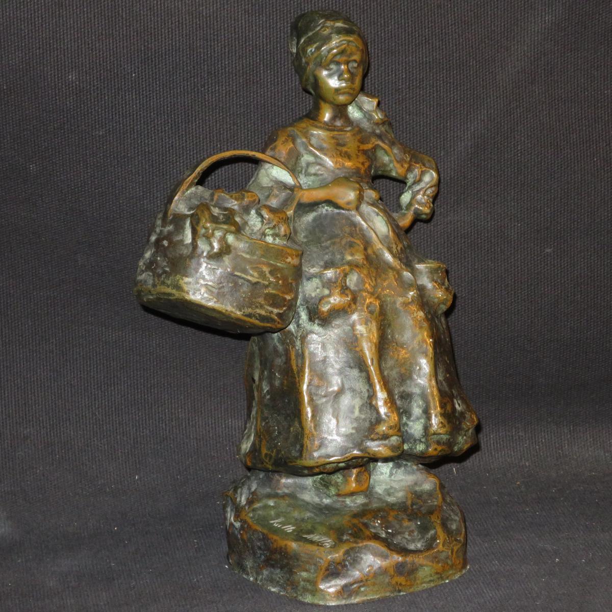 SCULPTURE EN BRONZE de RUTH MILLES : PAYSANNE BRETONNE AU PANIER-photo-2