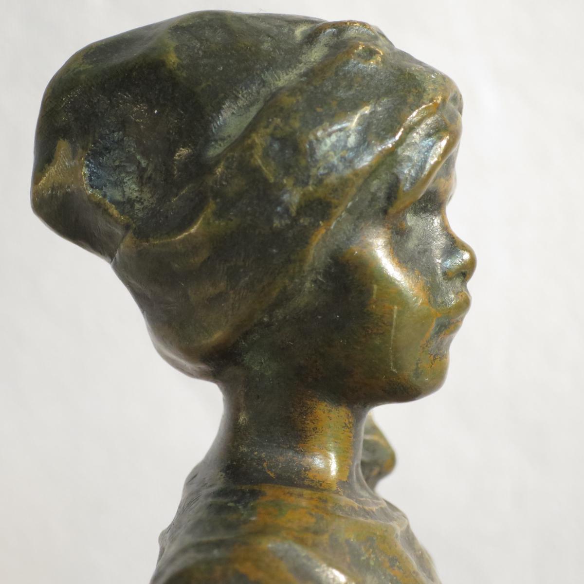 SCULPTURE EN BRONZE de RUTH MILLES : PAYSANNE BRETONNE AU PANIER-photo-1