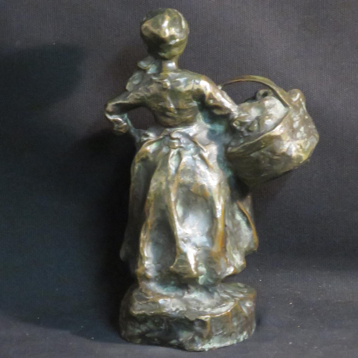 SCULPTURE EN BRONZE de RUTH MILLES : PAYSANNE BRETONNE AU PANIER-photo-2