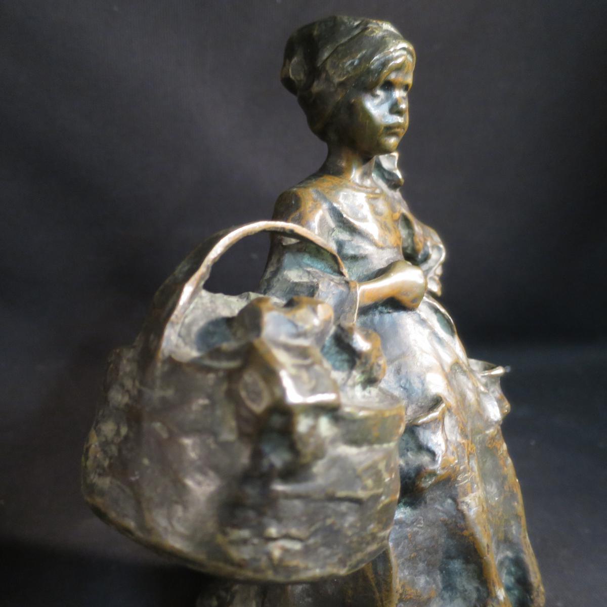 SCULPTURE EN BRONZE de RUTH MILLES : PAYSANNE BRETONNE AU PANIER-photo-3