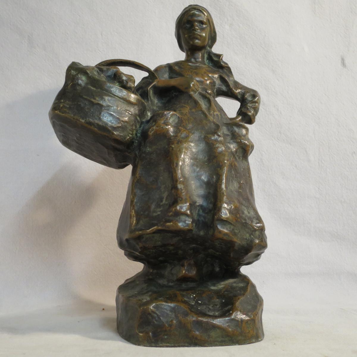 SCULPTURE EN BRONZE de RUTH MILLES : PAYSANNE BRETONNE AU PANIER-photo-5