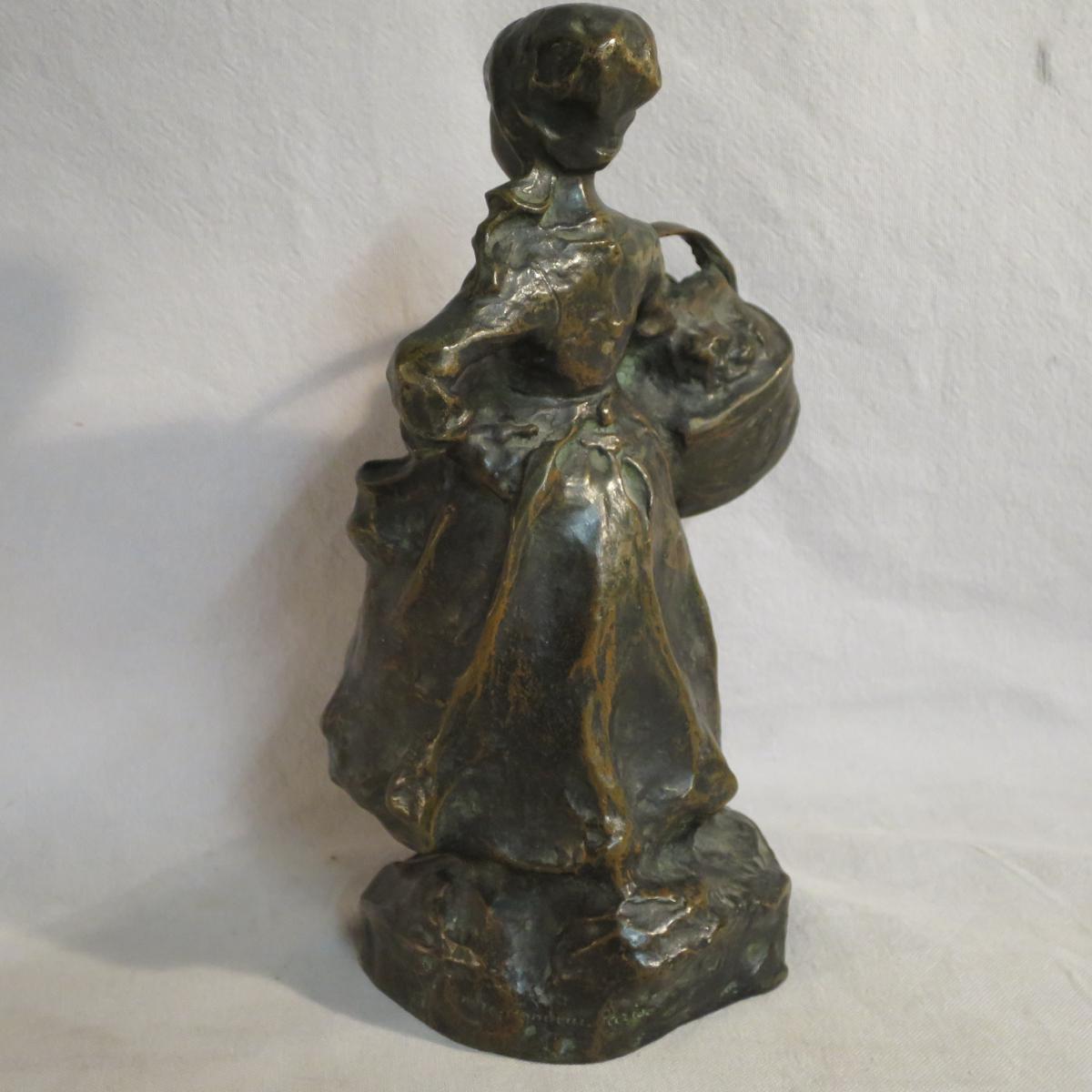 SCULPTURE EN BRONZE de RUTH MILLES : PAYSANNE BRETONNE AU PANIER-photo-7