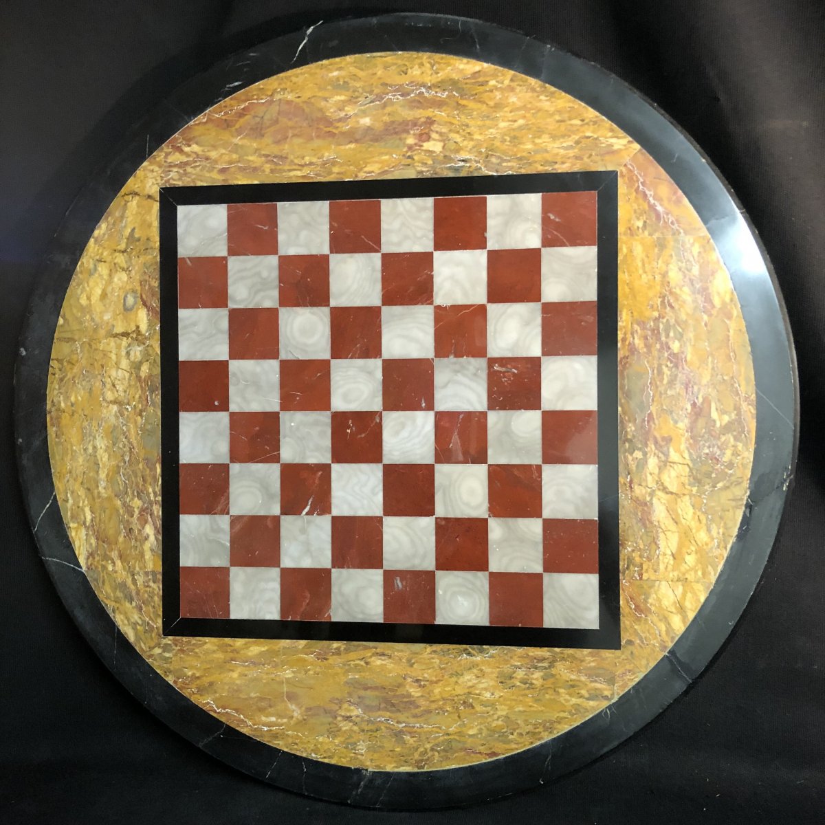 Grand plateau de jeu d'échec XIXe en marqueterie de marbre scagliole jeu d'échecs marbres