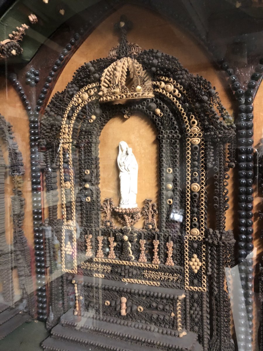 IMPORTANT PAPEROLLE XIXe 84 x74 cm en vitrine en forme de 3 chapelles Religion reliquaire-photo-2
