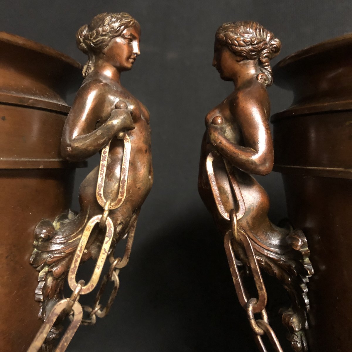 GRANDE PAIRE DE VASES XIXe en bronze Prises à décor de femmes Forme urne -photo-2