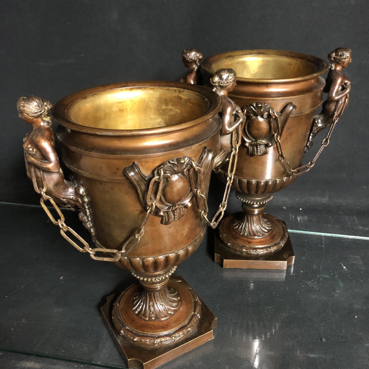 GRANDE PAIRE DE VASES XIXe en bronze Prises à décor de femmes Forme urne -photo-3