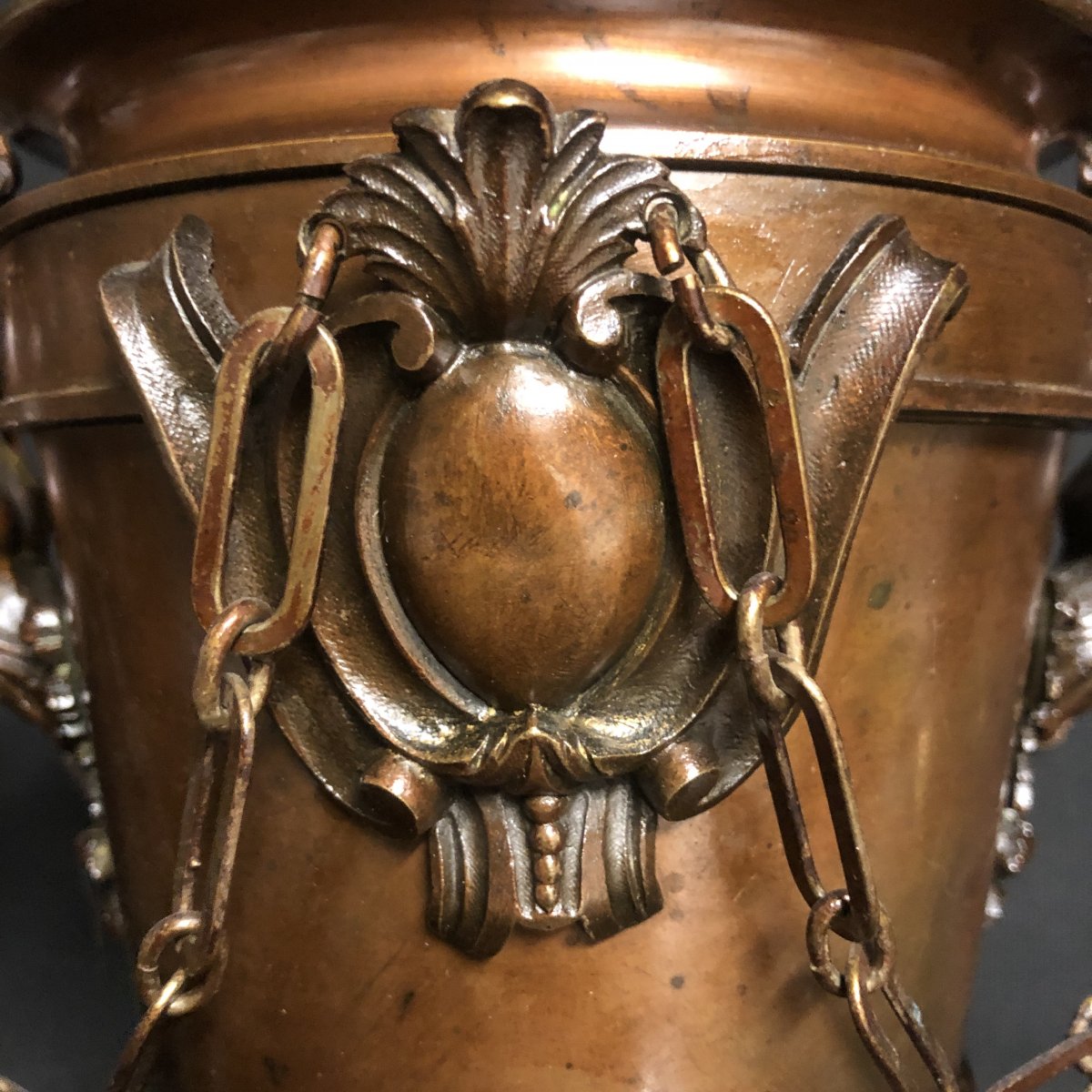 GRANDE PAIRE DE VASES XIXe en bronze Prises à décor de femmes Forme urne -photo-1