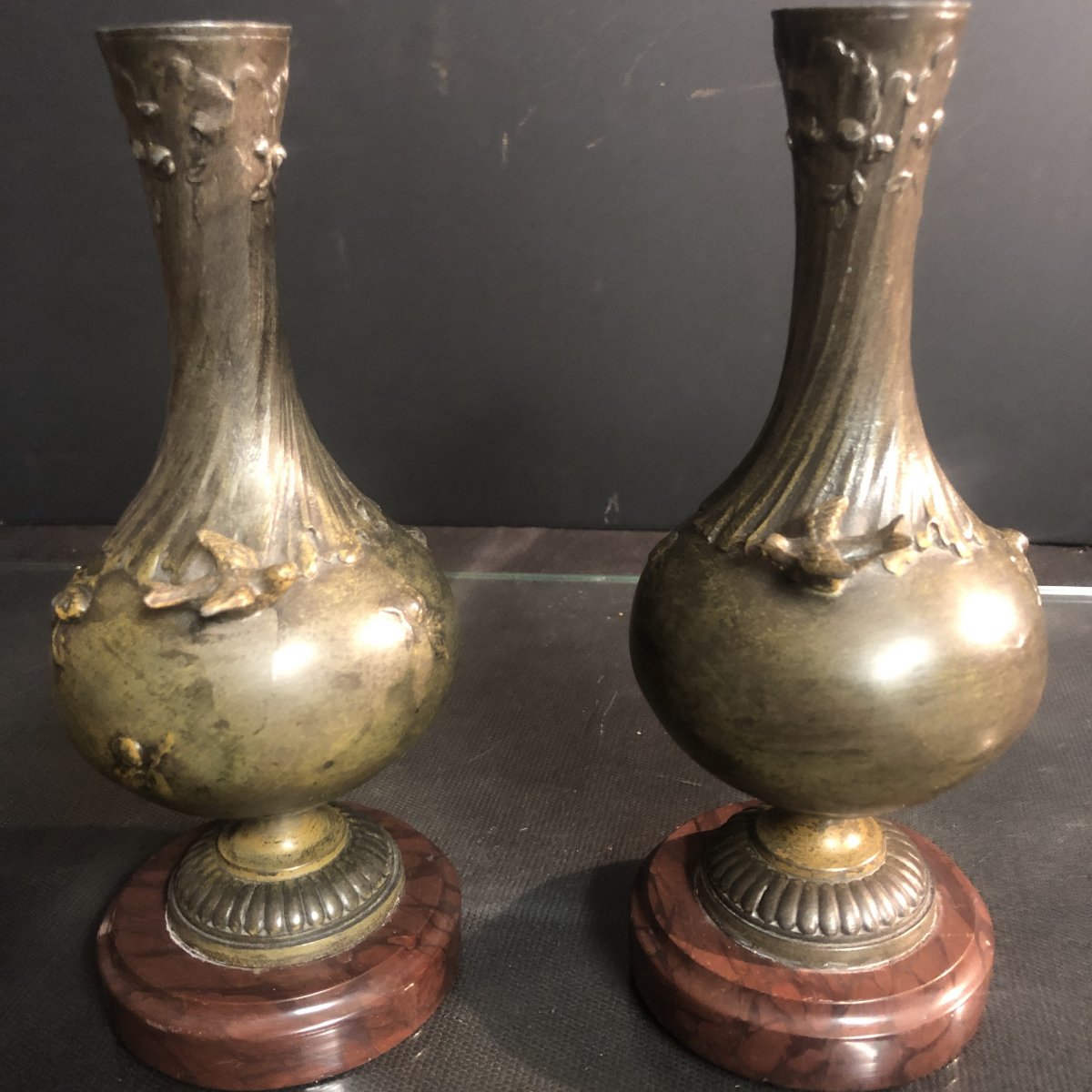 Auguste MOREAU 1834-1917 Paire de vases XIXe signés à décor oiseau et insecte