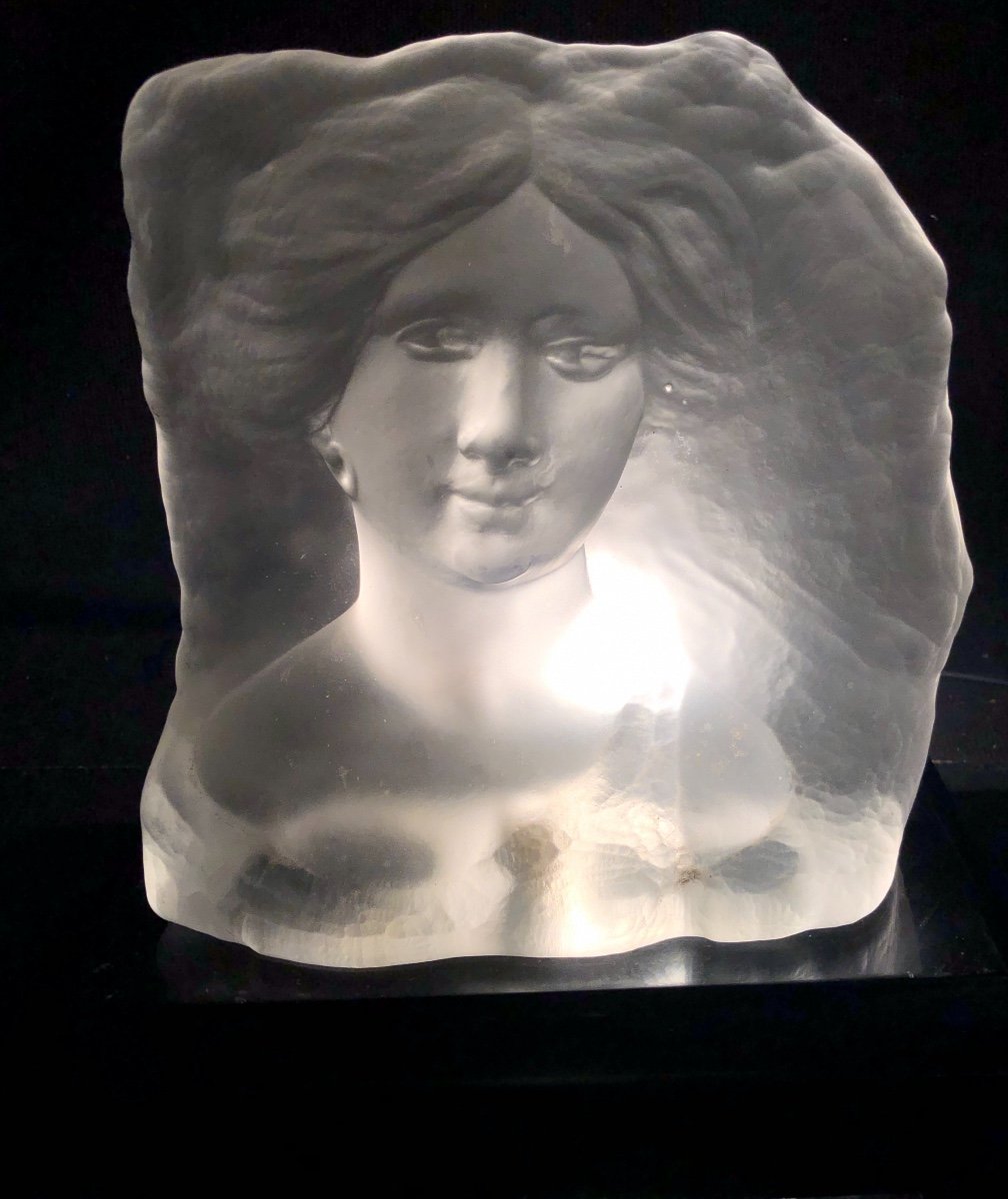 Lampe LE DAUPHIN Jeune femme en haut relief en verre