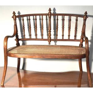 PETITE BANQUETTE Thonet dlg pour poupée ou enfant en bois courbé et fond de canne 87 cm Art Nouveau vers 1900