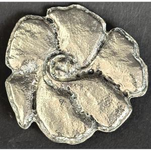 Broche CACHAREL fleur camélia en métal argenté signée vintage 1980