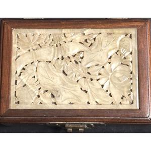 CHINE Plaque de jade sculpté en ornement sur boîte acajou XXe 