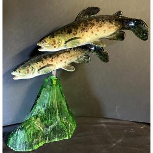 Raymond GANGLOFF XXe 2 truites soclées signées Faïence polychrome sur socle de verre 38 cm