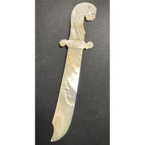 Coupe-papier en nacre XIXe à tête de lion d’après l’antique 