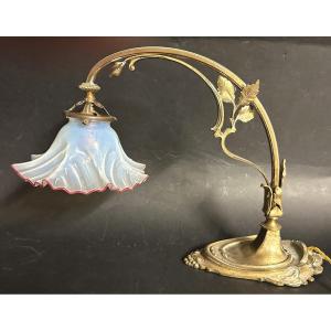 Lampe Art Nouveau 1900 en bronze et verre festonné de couleur opalescente
