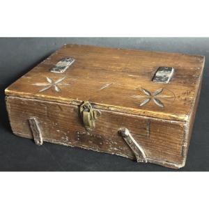 Rare cartable 19e en pin du Queyras gravé de rosaces et FL Art populaire Alpes