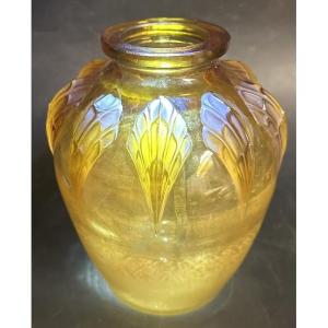 VERLYS vase 1930 modèle Les Griffes en verre jaune Art Deco 