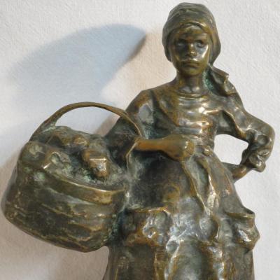 SCULPTURE EN BRONZE de RUTH MILLES : PAYSANNE BRETONNE AU PANIER