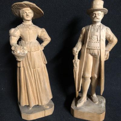 SUISSE 2 personnages en bois sculpté couple d'élégants fin XIXe