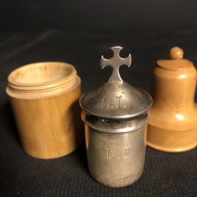 Boîte ampoule aux Saintes Huiles en métal argenté XIXe et son coffret en bois