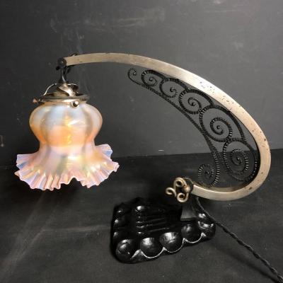 LAMPE ART DECO  1920 pivotante en fer forgé et tulipe en verre opalescent