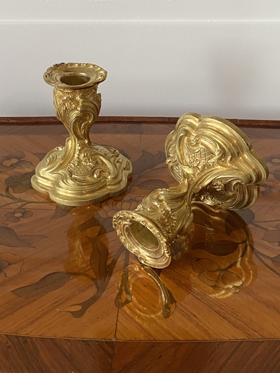 Paire de petits bougeoirs en bronze doré de style Louis XV rocaille XIXeme -photo-2