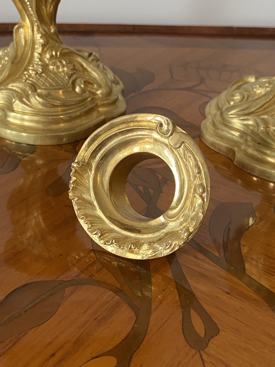 Paire de petits bougeoirs en bronze doré de style Louis XV rocaille XIXeme -photo-4