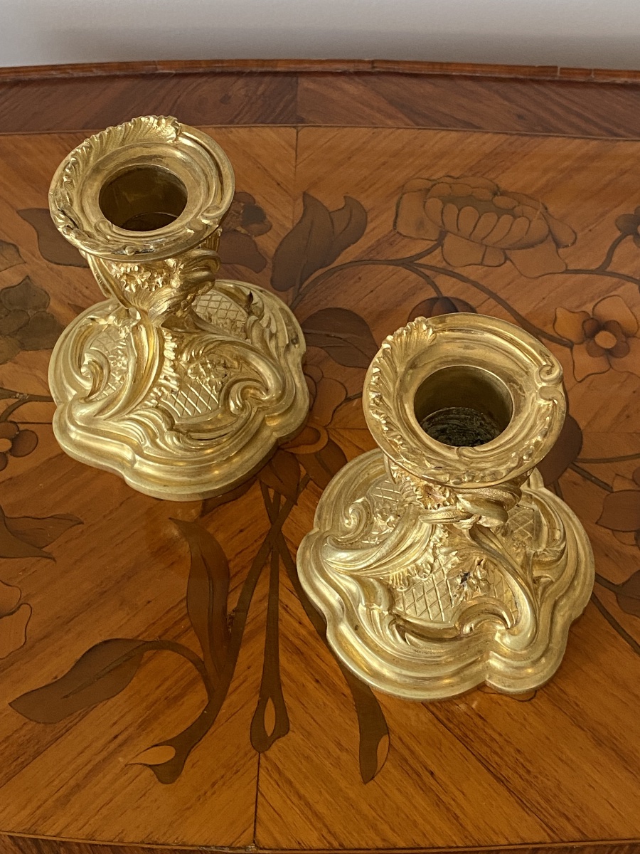 Paire de petits bougeoirs en bronze doré de style Louis XV rocaille XIXeme -photo-2