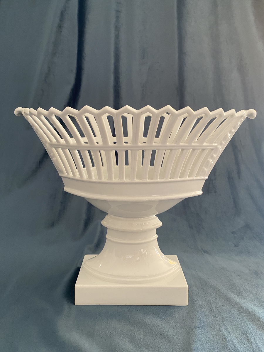 Grande coupe ajourée en porcelaine blanche, d’époque Empire-Restauration. 