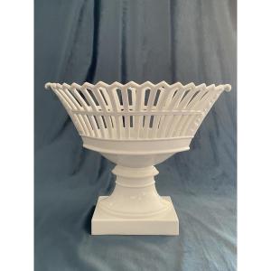 Grande coupe ajourée en porcelaine blanche, d’époque Empire-Restauration.