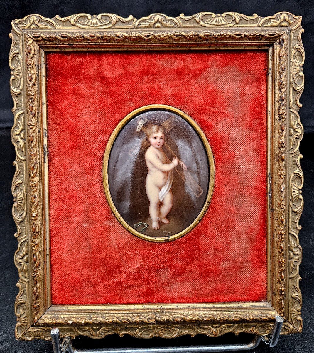 Curieuse Peinture Sur Porcelaine d'Un Enfant Portant Sa Croix