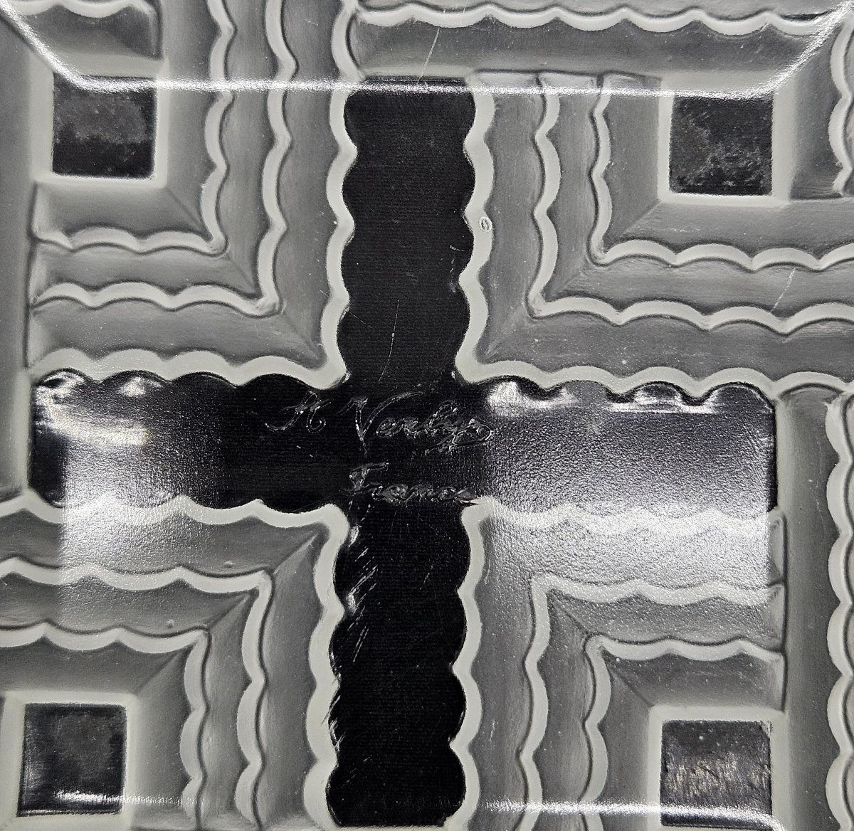 Plat carré à motifs de Chevrons en verre pressé moulé signé Verlys-photo-2