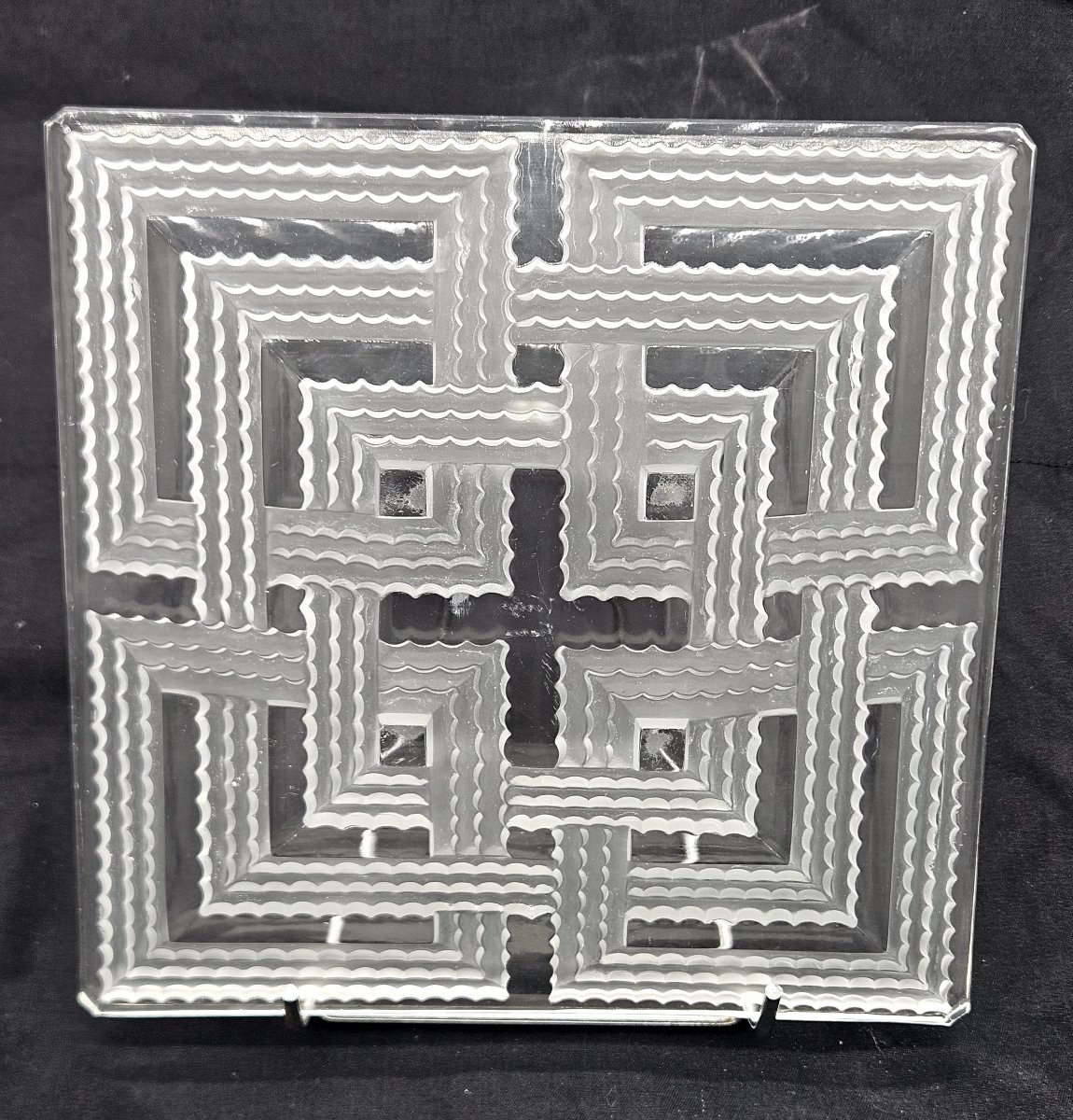 Plat carré à motifs de Chevrons en verre pressé moulé signé Verlys-photo-3