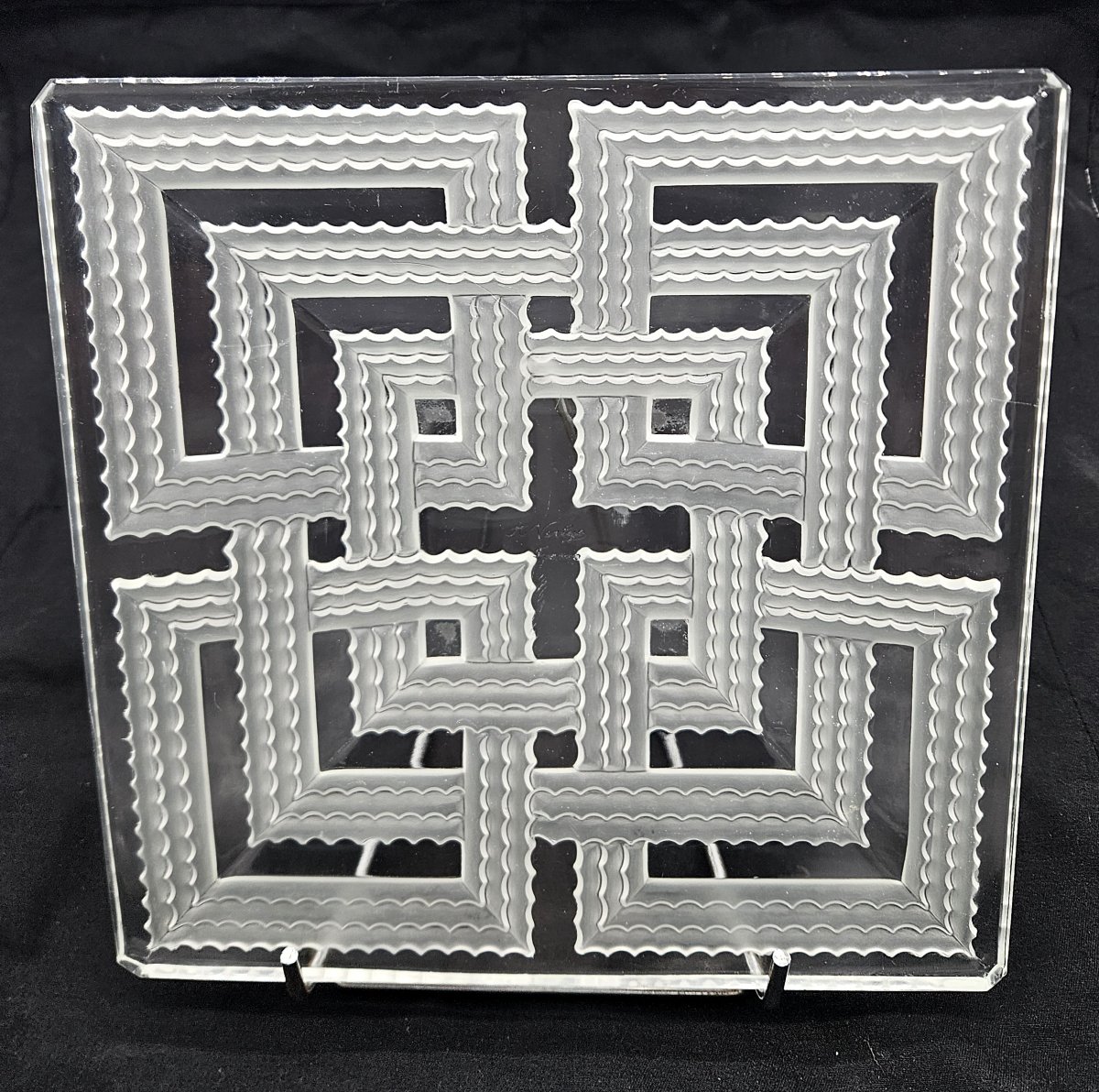 Plat carré à motifs de Chevrons en verre pressé moulé signé Verlys-photo-4