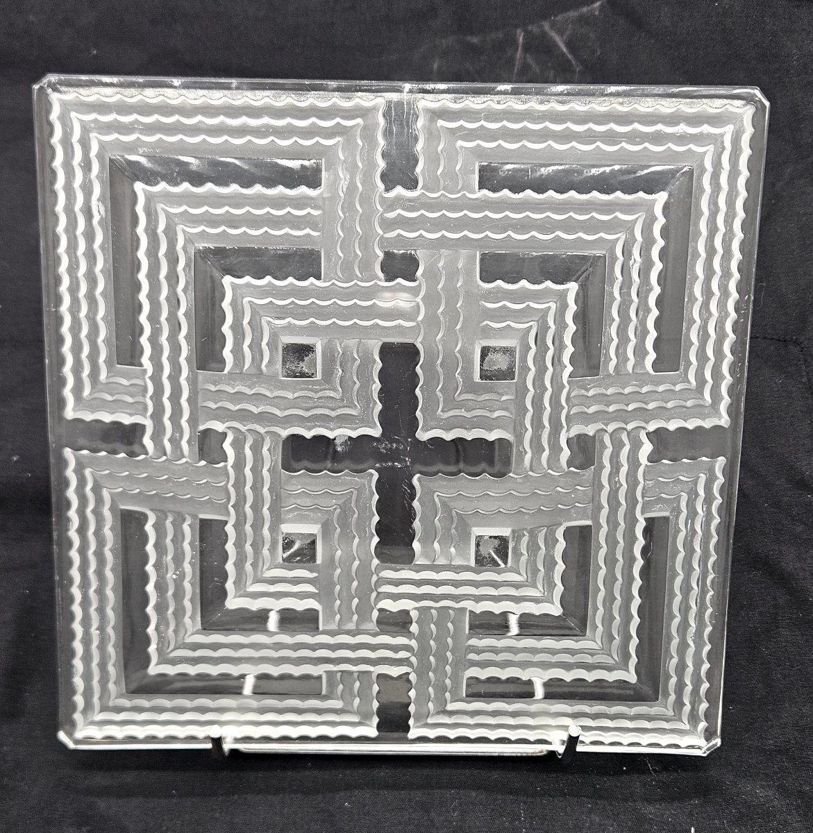 Plat carré à motifs de Chevrons en verre pressé moulé signé Verlys-photo-1