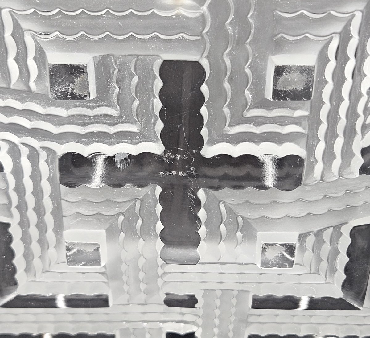 Plat carré à motifs de Chevrons en verre pressé moulé signé Verlys-photo-2