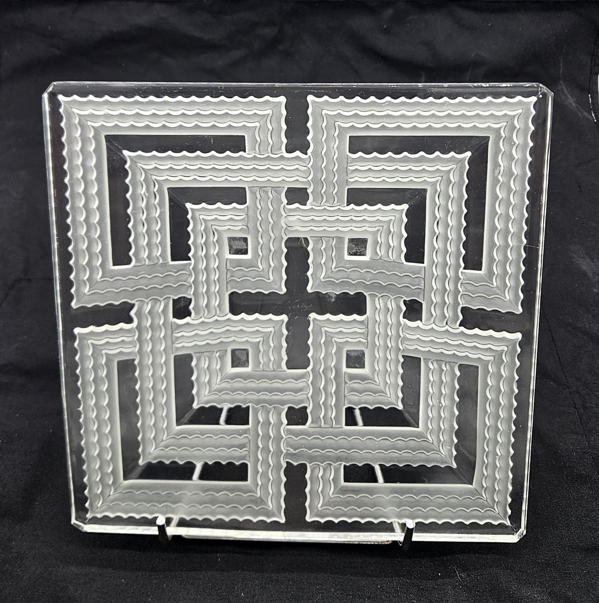 Plat carré à motifs de Chevrons en verre pressé moulé signé Verlys