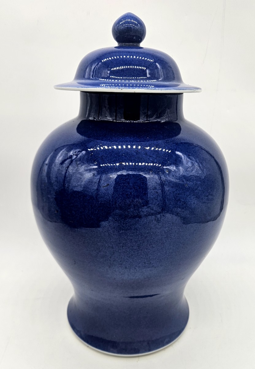 Pot couvert Chinois 19ème siècle en porcelaine bleue poudrée 