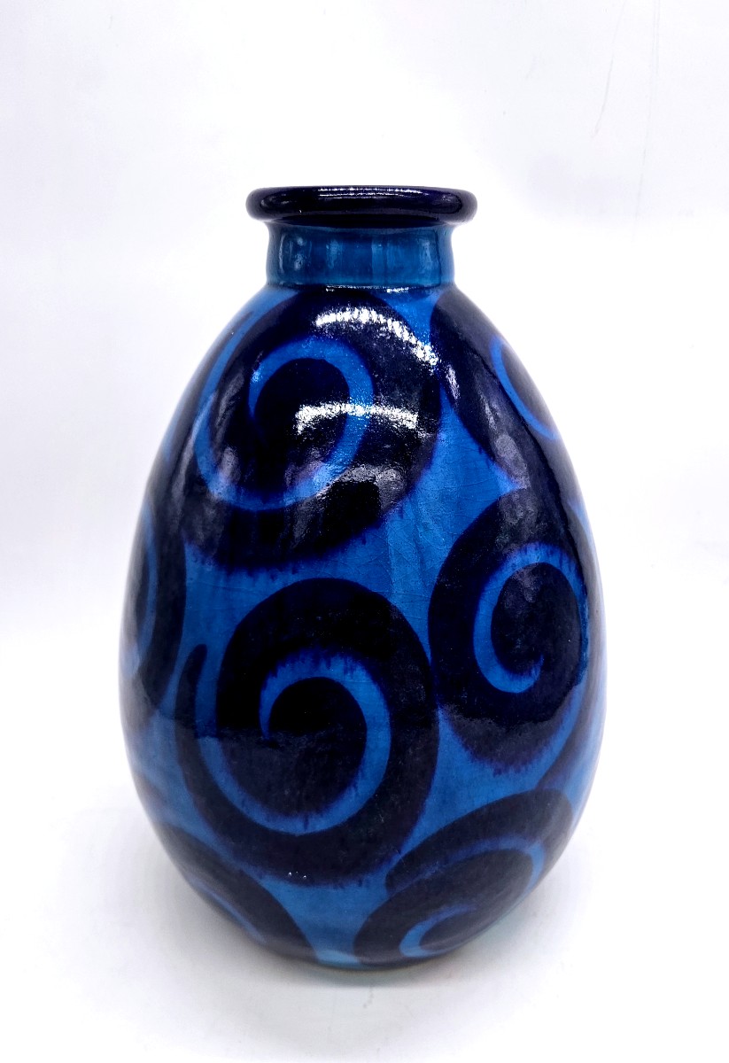 Primavera : Grand vase bleu à décor de tourbillon signé VF 