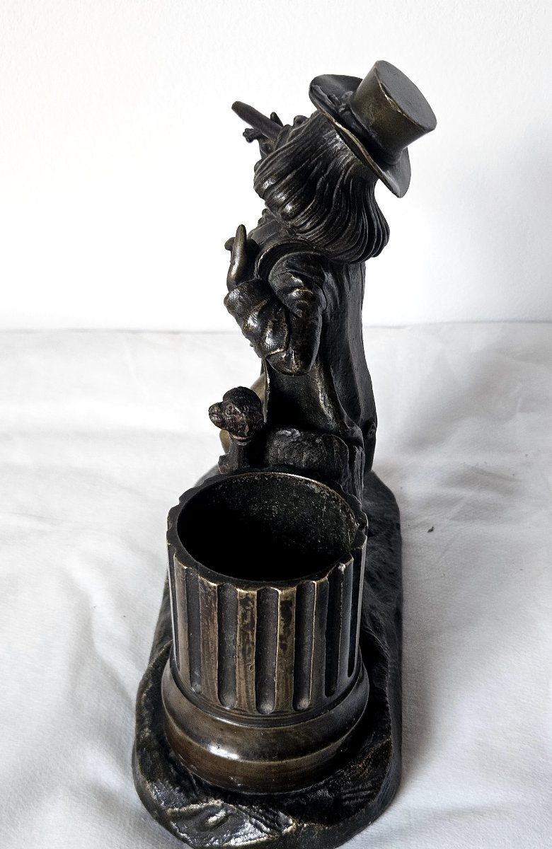 Briquet de table ou de comptoir figurant un excentrique en bronze 19ème -photo-1