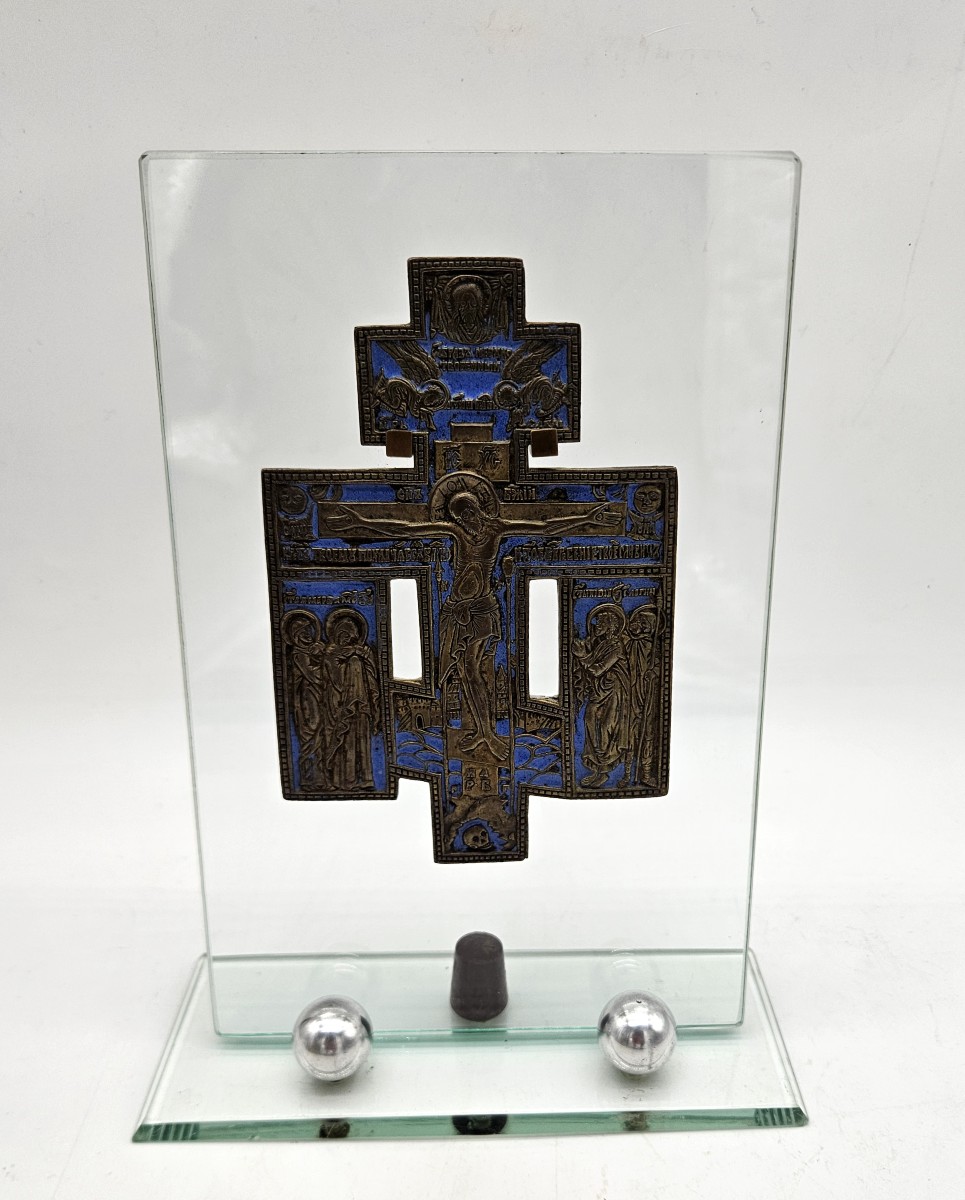 Croix Orthodoxe en bronze émaillé sur présentoir verre 