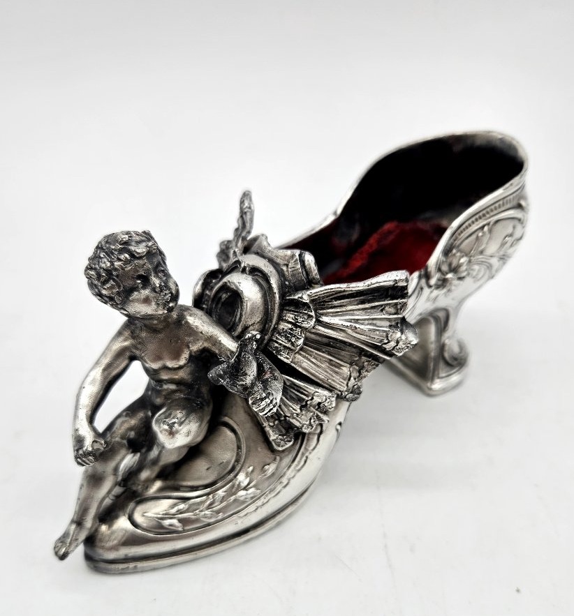 Soulier au chérubin en métal argenté, objet de vitrine 19ème 