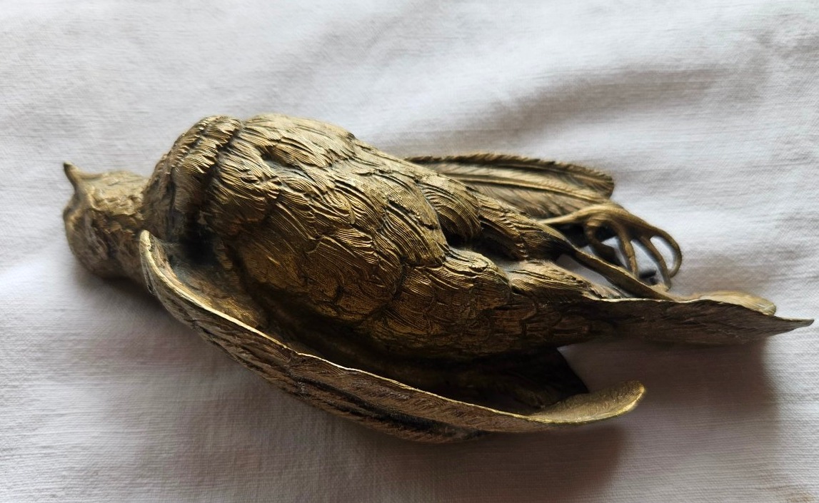 Presse papier en bronze figurant un moineau mort